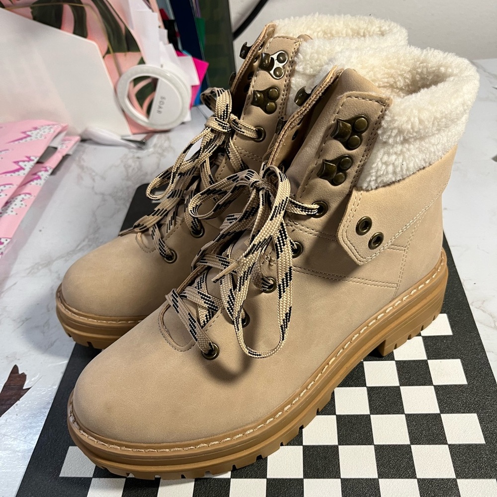 Tan Women's Boots with Faux Fur Lining